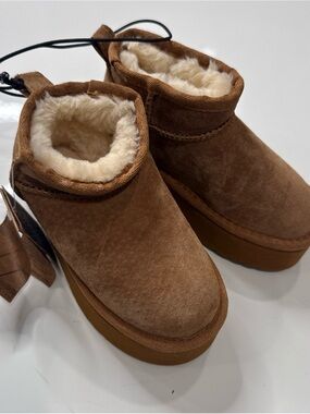 Little Girls Lamo Boots Size 12 Chestnut Brown Short Fuzzy Boots New A030626